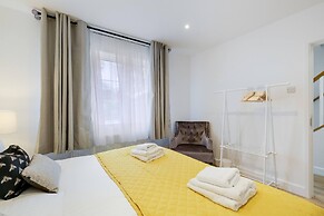 Bright 6 bedroom 3 bath house ideal for Pinewood Studios