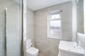 Bright 6 bedroom 3 bath house ideal for Pinewood Studios