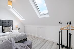 Bright 6 bedroom 3 bath house ideal for Pinewood Studios
