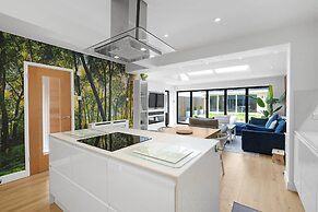 Bright 6 bedroom 3 bath house ideal for Pinewood Studios