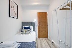 Bright 6 bedroom 3 bath house ideal for Pinewood Studios