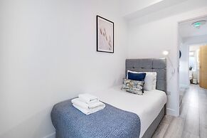 Bright 6 bedroom 3 bath house ideal for Pinewood Studios