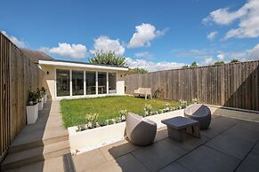 Bright 6 bedroom 3 bath house ideal for Pinewood Studios