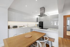 Bright 6 bedroom 3 bath house ideal for Pinewood Studios