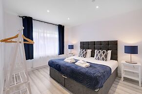 Bright 6 bedroom 3 bath house ideal for Pinewood Studios