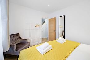 Bright 6 bedroom 3 bath house ideal for Pinewood Studios