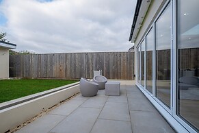 Bright 6 bedroom 3 bath house ideal for Pinewood Studios