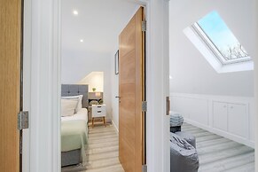 Bright 6 bedroom 3 bath house ideal for Pinewood Studios