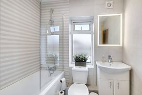 Bright 6 bedroom 3 bath house ideal for Pinewood Studios
