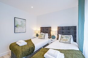 Bright 6 bedroom 3 bath house ideal for Pinewood Studios
