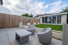 Bright 6 bedroom 3 bath house ideal for Pinewood Studios