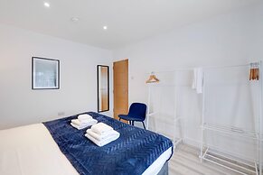 Bright 6 bedroom 3 bath house ideal for Pinewood Studios