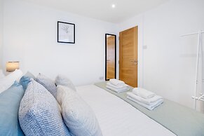 Bright 6 bedroom 3 bath house ideal for Pinewood Studios