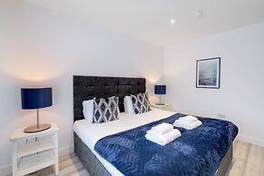 Bright 6 bedroom 3 bath house ideal for Pinewood Studios