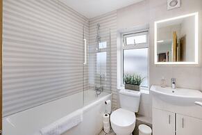 Bright 6 bedroom 3 bath house ideal for Pinewood Studios
