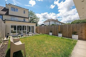 Bright 6 bedroom 3 bath house ideal for Pinewood Studios