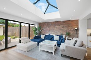 Bright 6 bedroom 3 bath house ideal for Pinewood Studios