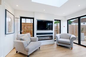 Bright 6 bedroom 3 bath house ideal for Pinewood Studios