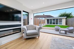 Bright 6 bedroom 3 bath house ideal for Pinewood Studios