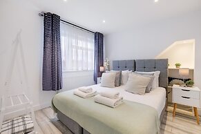 Bright 6 bedroom 3 bath house ideal for Pinewood Studios