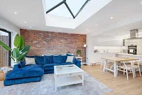 Bright 6 bedroom 3 bath house ideal for Pinewood Studios