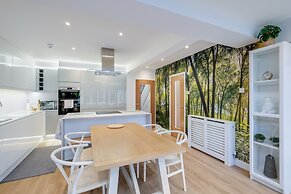 Bright 6 bedroom 3 bath house ideal for Pinewood Studios