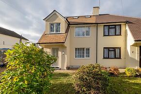 Bright 6 bedroom 3 bath house ideal for Pinewood Studios