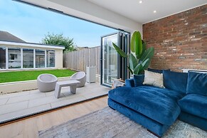 Bright 6 bedroom 3 bath house ideal for Pinewood Studios