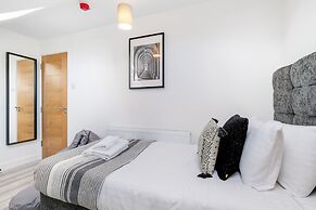 Bright 6 bedroom 3 bath house ideal for Pinewood Studios