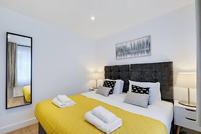 Bright 6 bedroom 3 bath house ideal for Pinewood Studios