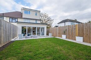 Bright 6 bedroom 3 bath house ideal for Pinewood Studios