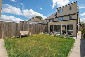 Bright 6 bedroom 3 bath house ideal for Pinewood Studios