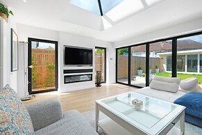 Bright 6 bedroom 3 bath house ideal for Pinewood Studios