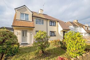 Bright 6 bedroom 3 bath house ideal for Pinewood Studios