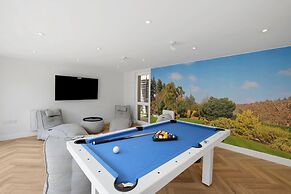 Bright 6 bedroom 3 bath house ideal for Pinewood Studios
