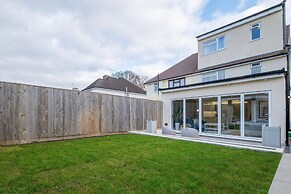 Bright 6 bedroom 3 bath house ideal for Pinewood Studios