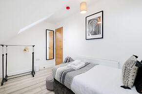 Bright 6 bedroom 3 bath house ideal for Pinewood Studios