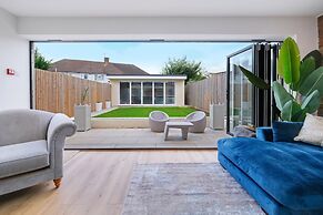 Bright 6 bedroom 3 bath house ideal for Pinewood Studios