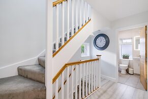 Bright 6 bedroom 3 bath house ideal for Pinewood Studios