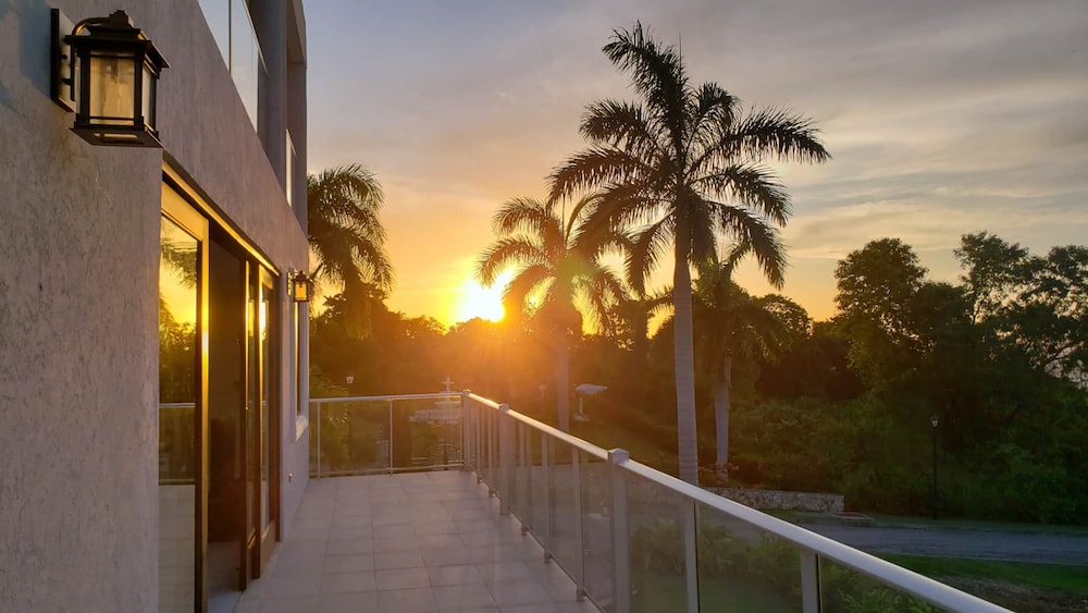 Modern 4BR Hillside Villa Pool Beach Club Access