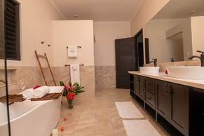 Modern 4BR Hillside Villa Pool Beach Club Access