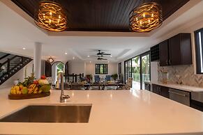 Modern 4BR Hillside Villa Pool Beach Club Access