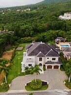 Modern 4BR Hillside Villa Pool Beach Club Access