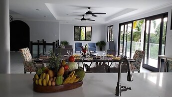 Modern 4BR Hillside Villa Pool Beach Club Access