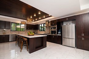 Modern 4BR Hillside Villa Pool Beach Club Access