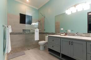 Modern 4BR Hillside Villa Pool Beach Club Access