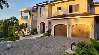 Modern 4BR Hillside Villa Pool Beach Club Access
