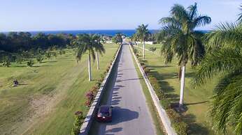 Modern 4BR Hillside Villa Pool Beach Club Access