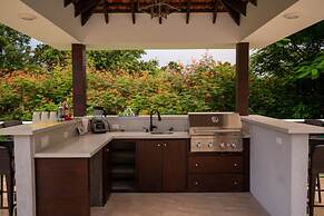 Modern 4BR Hillside Villa Pool Beach Club Access