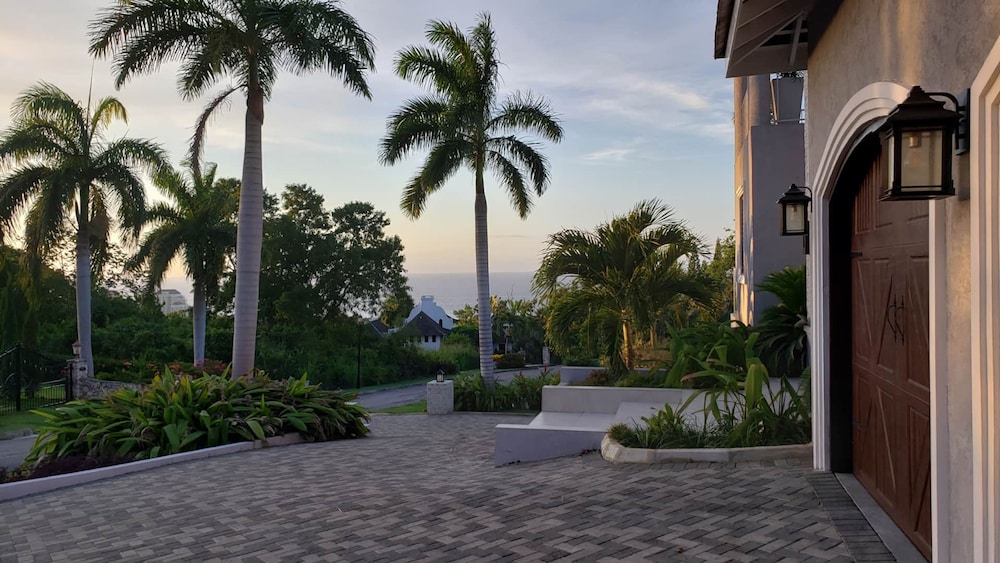 Modern 4BR Hillside Villa Pool Beach Club Access